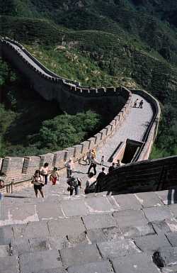 Turister går på Den Kinesiske Mur