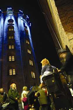 Kulturnat-aktiviteter overfor Rundetårn i København