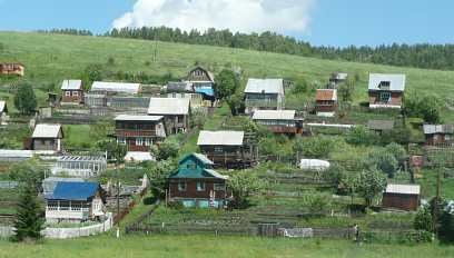 Landsby i Sibirien set fra vinduet på Den Transsibiriske Jernbane